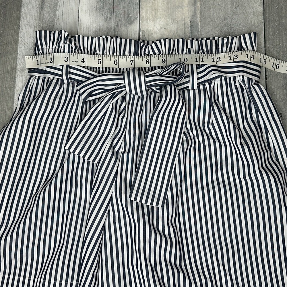 Michael Kors Navy Stripe Paper Bag Shorts NWOT Size 6 - Picture 8 of 12